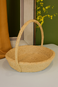 Round raffia basket