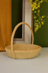 Round raffia basket