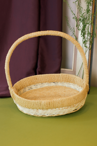 Round rattan and raffia basket