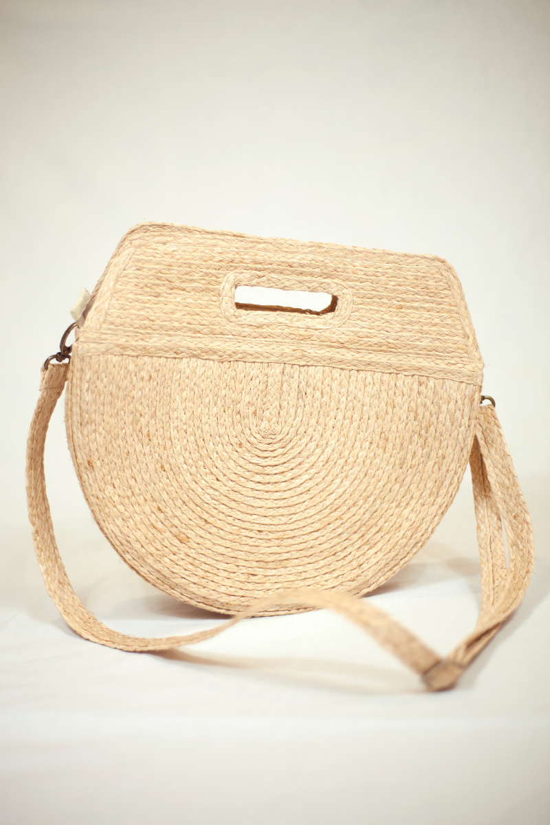Marjolie bag, When you look at marjorlie you can think of pictures of faces. The curve of the bag is sewn smooth. The outer surface is natural raffia knit creating a balance between color and shape. Thick lining.Formscape, Raffia, soft moon light, Eco luxury
