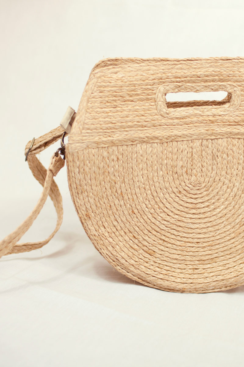 Marjolie bag, When you look at marjorlie you can think of pictures of faces. The curve of the bag is sewn smooth. The outer surface is natural raffia knit creating a balance between color and shape. Thick lining.Formscape, Raffia, soft moon light, Eco luxury