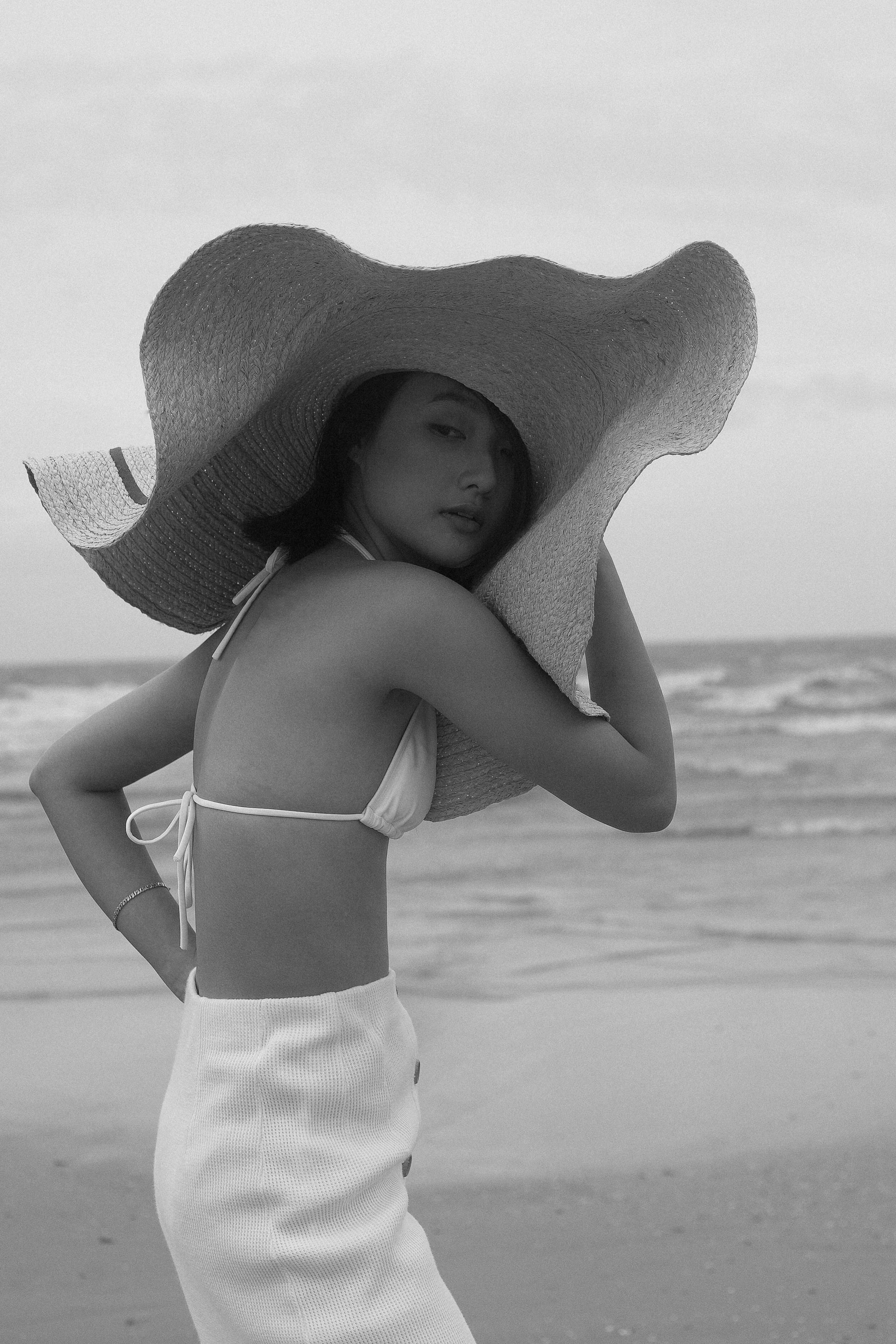 Wide brim raffia hat with curved brim from Formscape