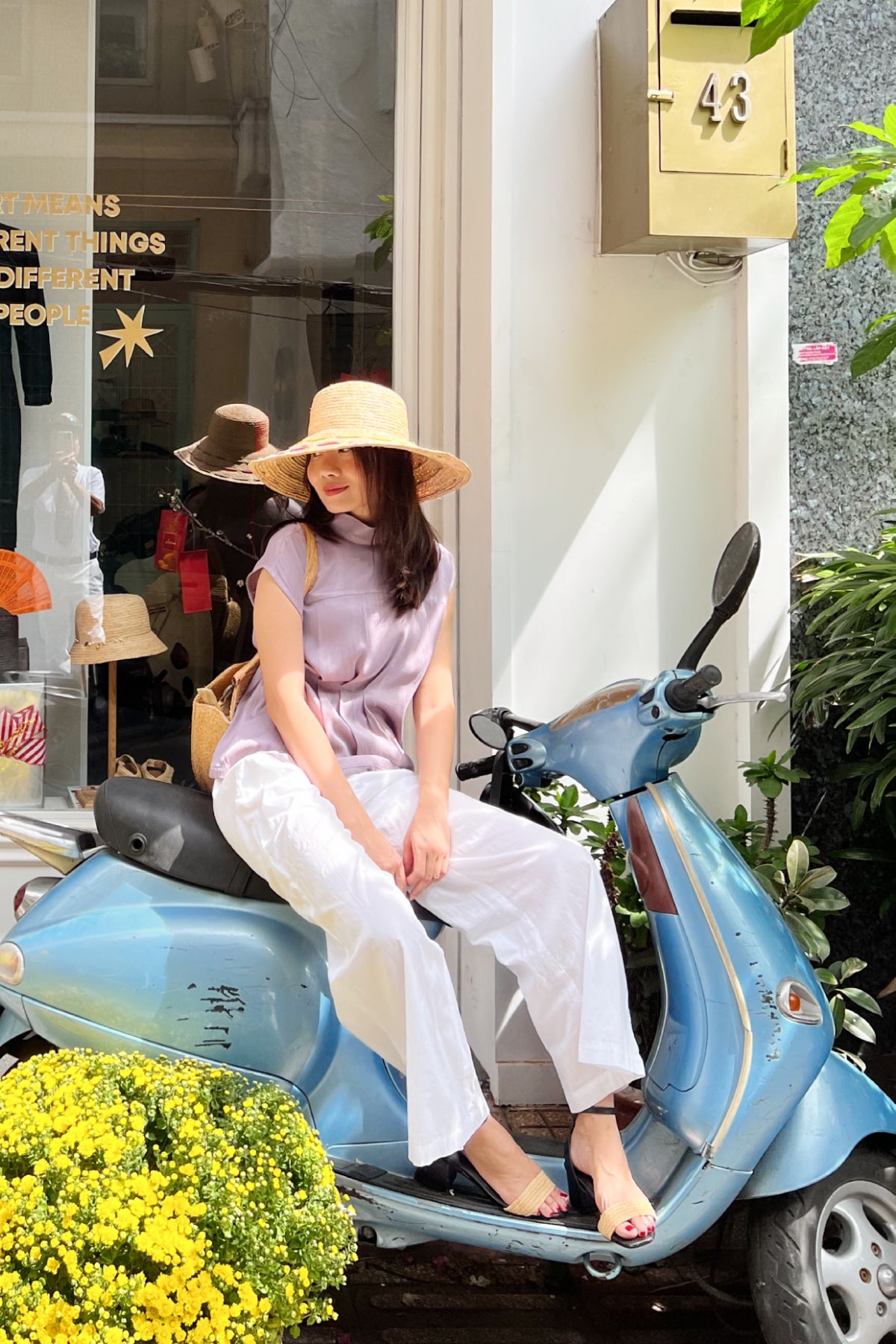 Chapeau Anne with an E à large bord en raphia