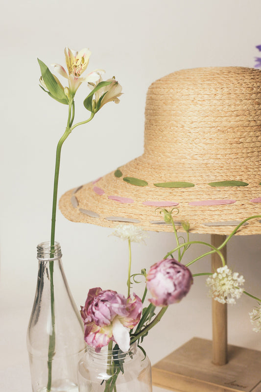 Chapeau Anne with an E à large bord en raphia