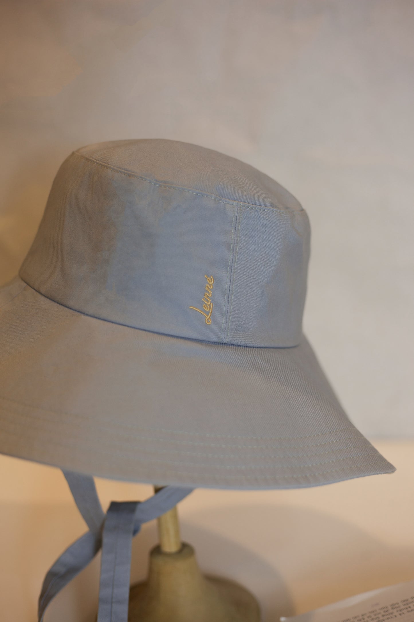 Chapeau Lu en tissu à bord volant