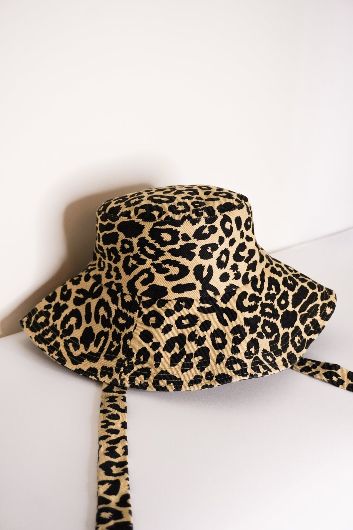 Fauve leopard hat