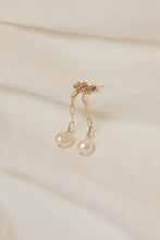 Charger l&#39;image dans la visionneuse de galerie, Lili 2.0 minimal pearl gold chain earrings