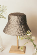 Load image into Gallery viewer, Losange silk hand-quilted hat