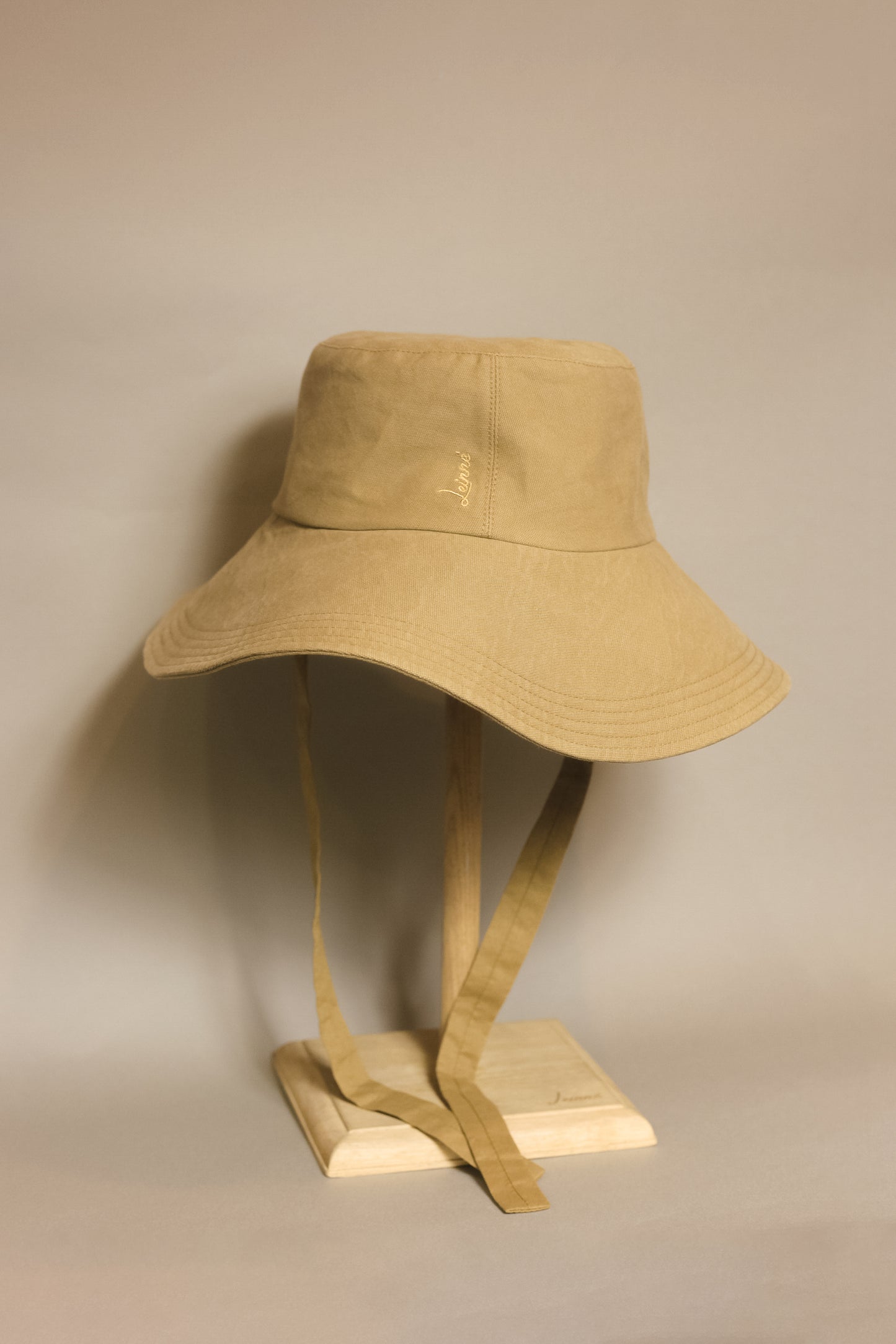 Chapeau Lu en tissu à bord volant