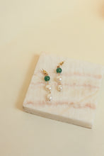 Charger l&#39;image dans la visionneuse de galerie, Boucles d&#39;oreilles pendantes perle et jade Meggie