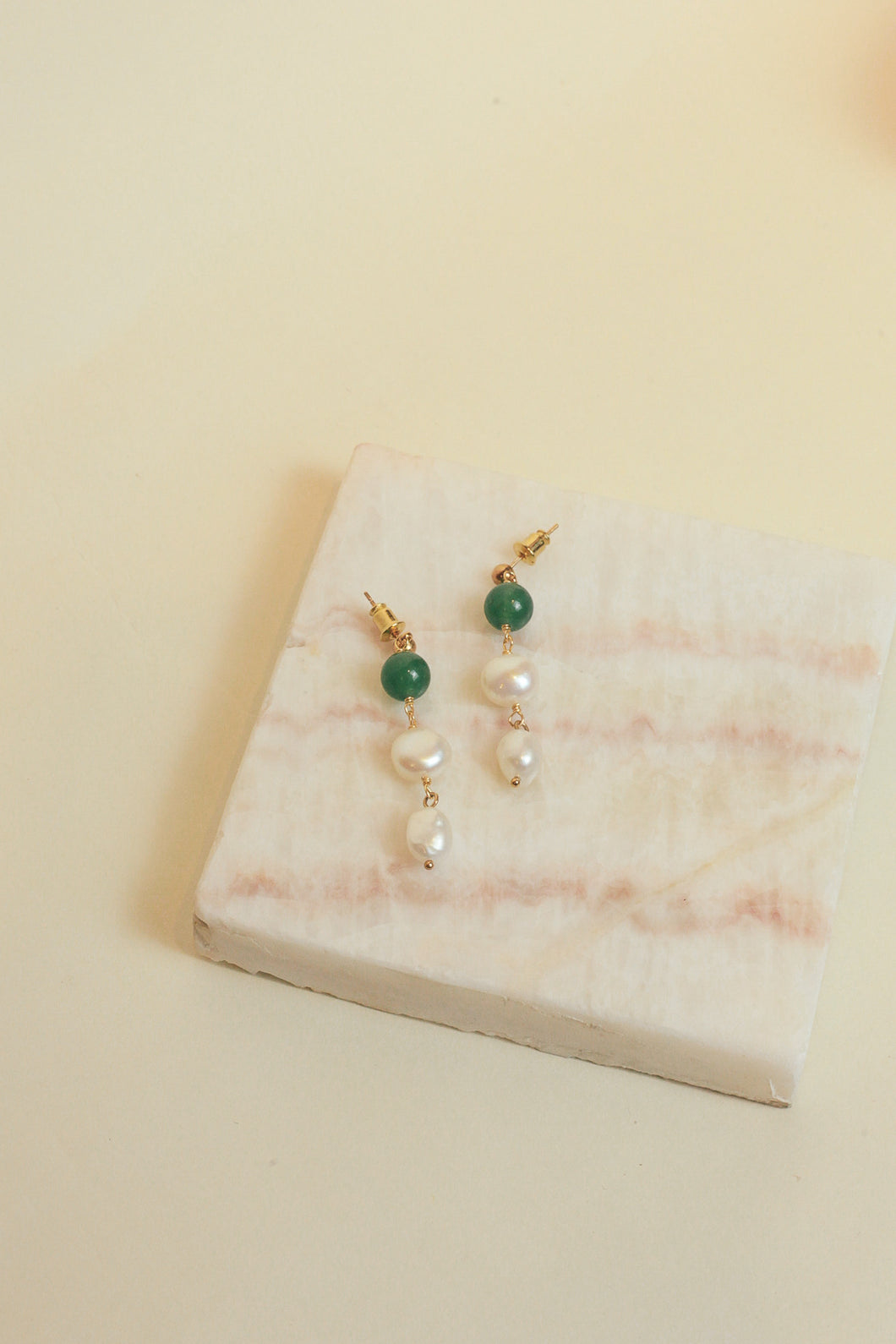 Boucles d'oreilles pendantes perle et jade Meggie