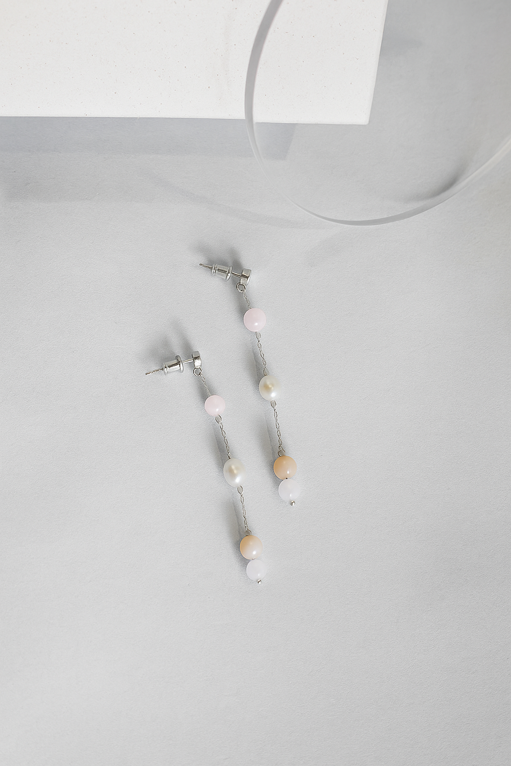 Boucles d'oreilles pendantes morganites et perles