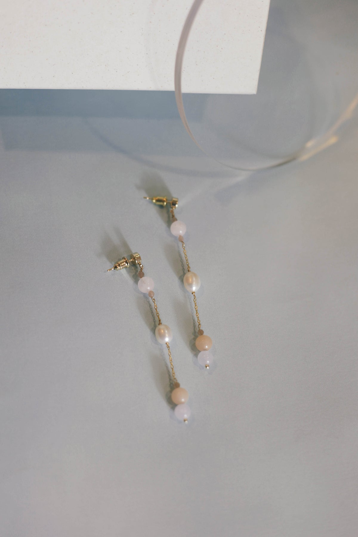 Boucles d'oreilles pendantes morganites et perles