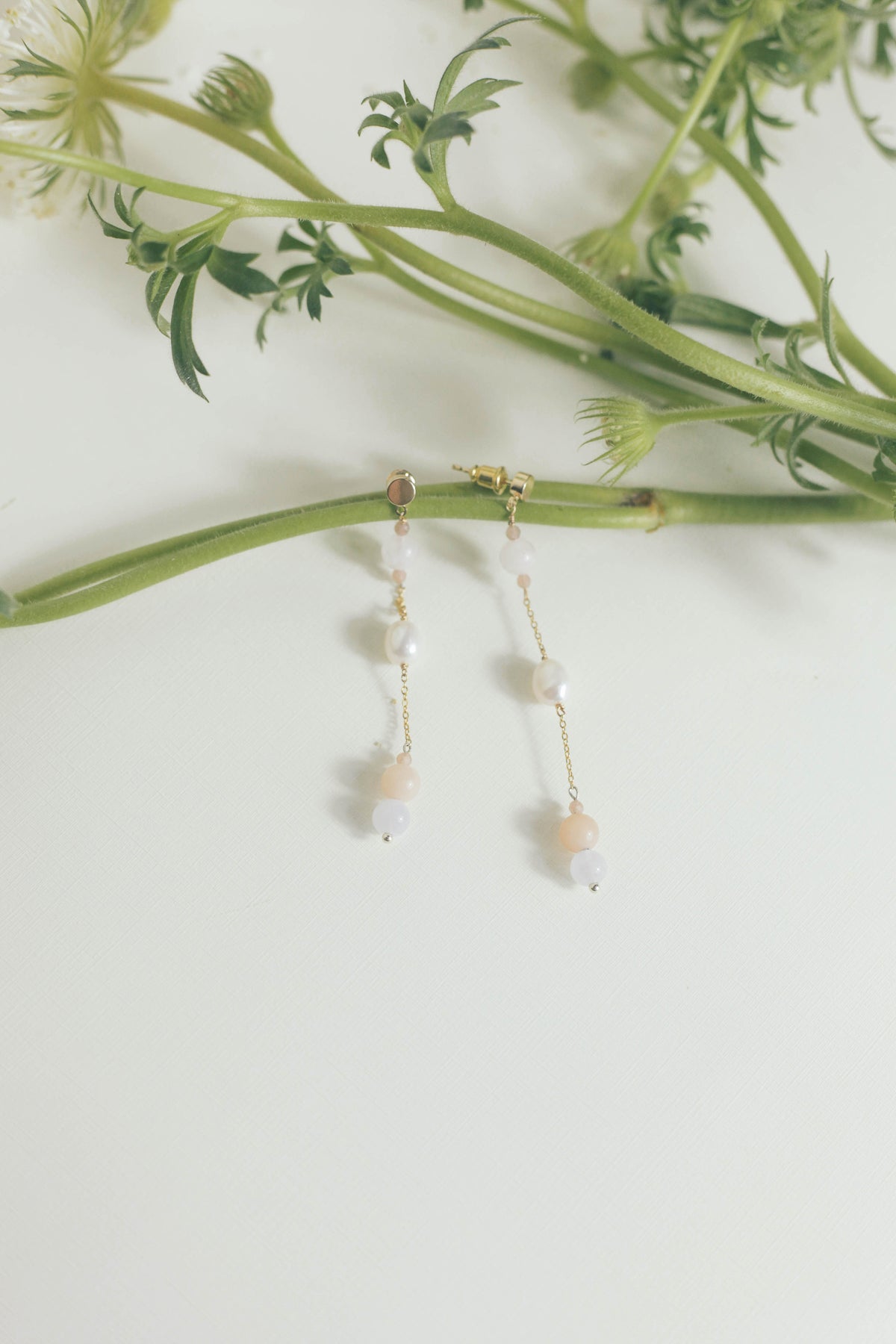 Boucles d'oreilles pendantes morganites et perles