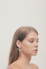 Load image into Gallery viewer, Noy Noeud bow tie pearl earrings