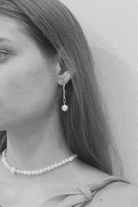 Lili minimal pearl earrings