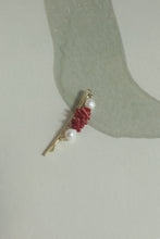Load image into Gallery viewer, Twinnie coral &amp; pearl hair clip