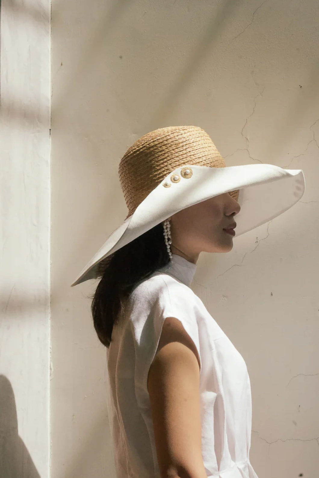 Romy wide brim hat from natural raffia and off-white canvas