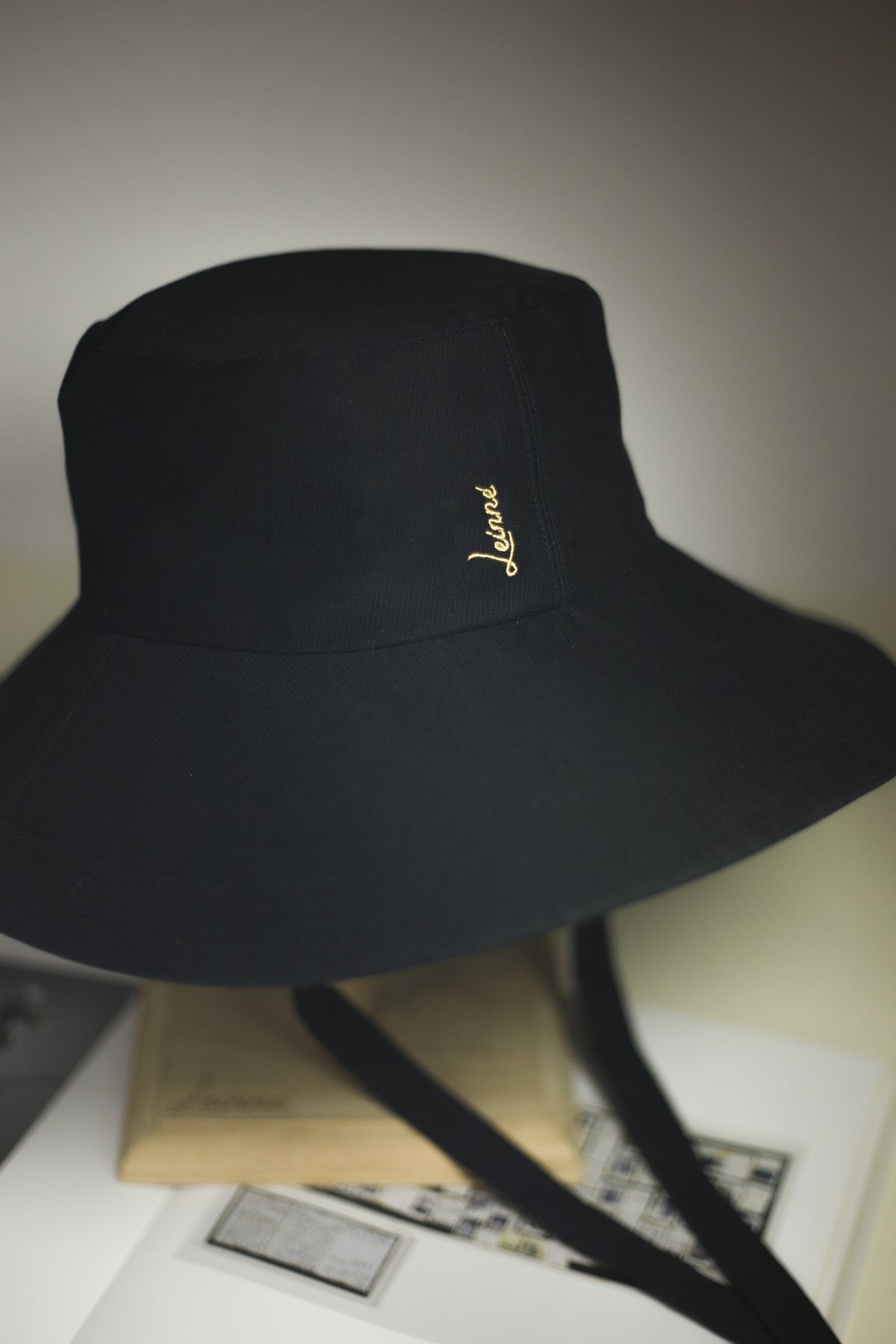 Chapeau Lu en tissu à bord volant