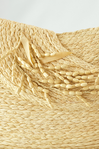 Lubéron is a handbag with short straps that are easy to grasp. It is constructed of raffia and has a bouquet of rice flowers connected to the body to add highlights. You can use the Lubéron bag as a night party accent or combine the two styles to be the party's focal point.