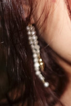 Charger l&#39;image dans la visionneuse de galerie, Boucles d&#39;oreilles Portofino Baroque Pearl avec charme de coquillage
