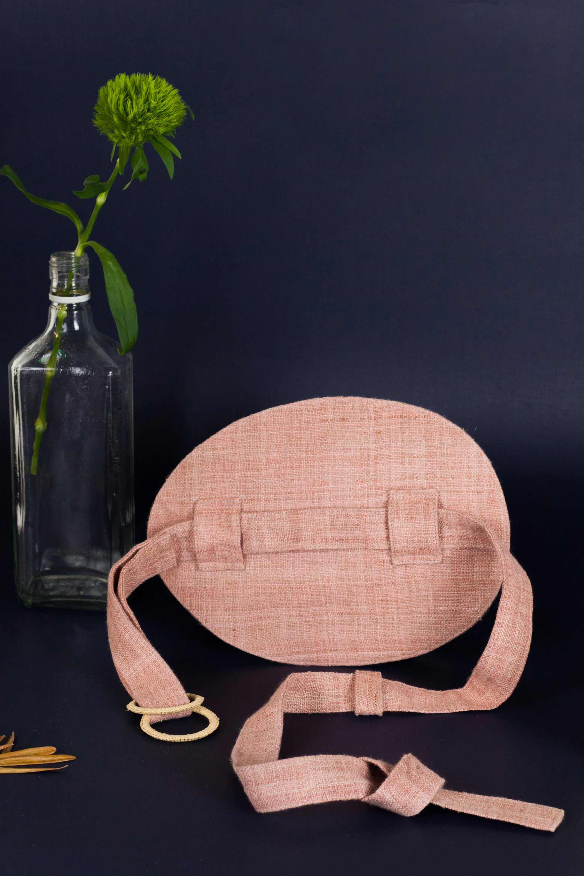 Avocado bag is a form of hip bag that may be worn on the chest in a variety of ways and is very portable. It's shaped like an avocado. Fabrics are used in a variety of ways.
