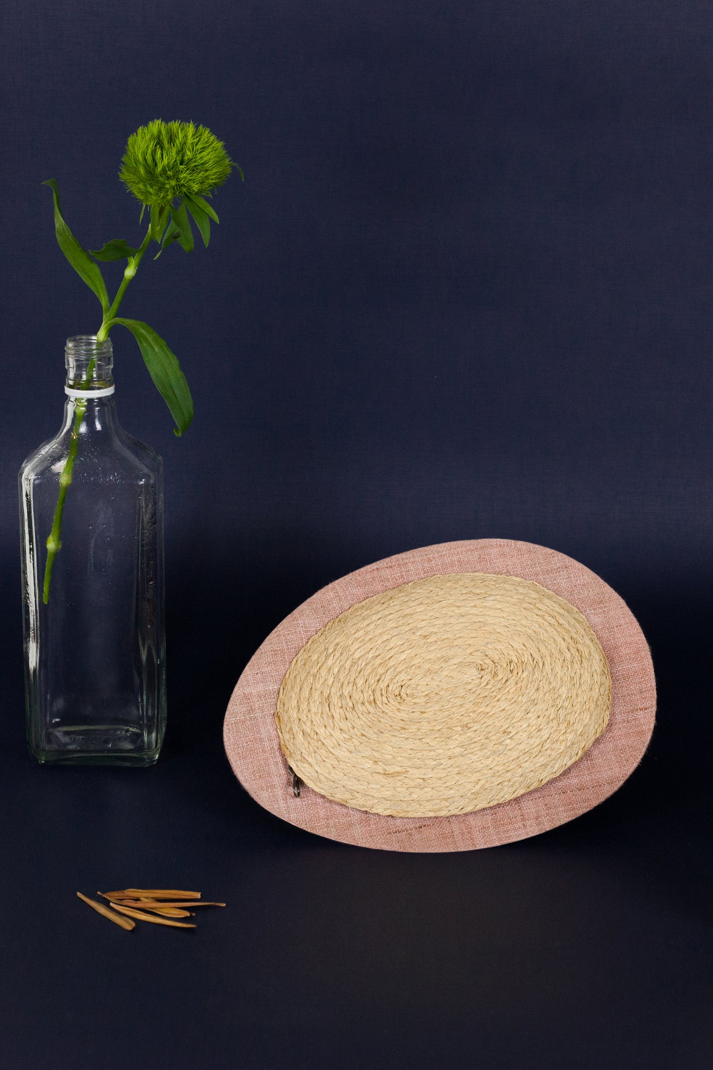 Avocado bag is a form of hip bag that may be worn on the chest in a variety of ways and is very portable. It's shaped like an avocado. Fabrics are used in a variety of ways.