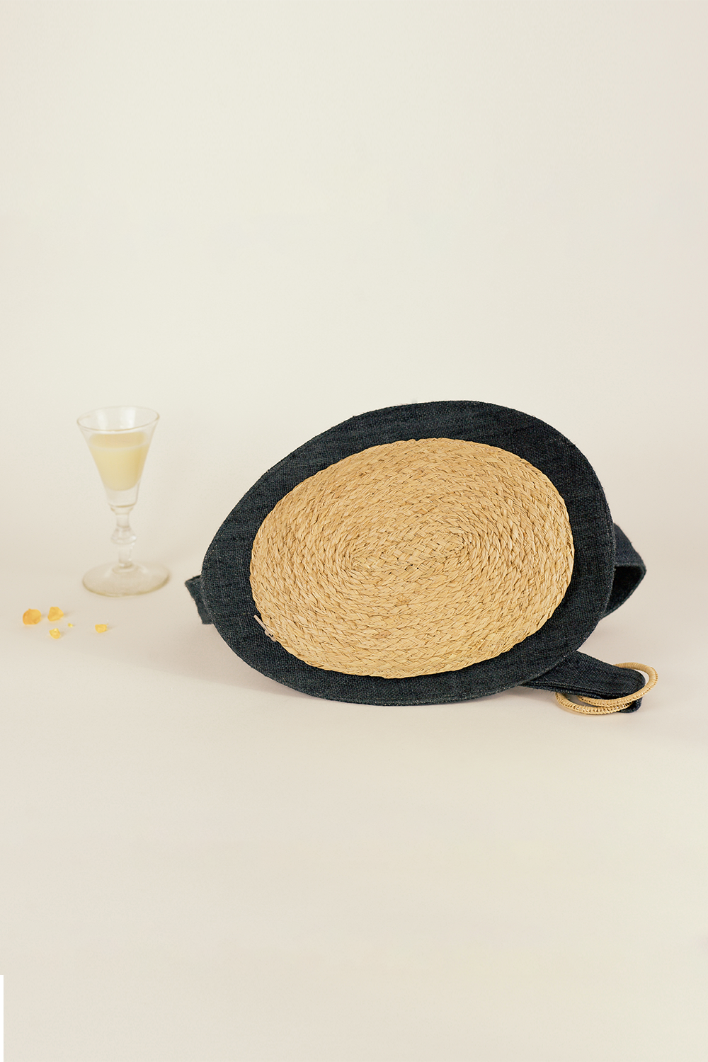 Avocado bag is a form of hip bag that may be worn on the chest in a variety of ways and is very portable. It's shaped like an avocado. Fabrics are used in a variety of ways.