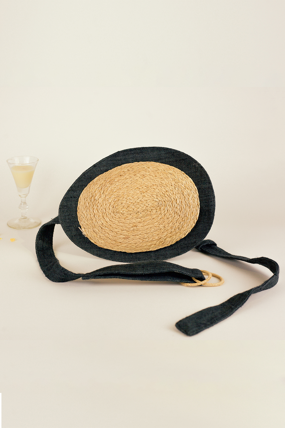 Avocado bag is a form of hip bag that may be worn on the chest in a variety of ways and is very portable. It's shaped like an avocado. Fabrics are used in a variety of ways.