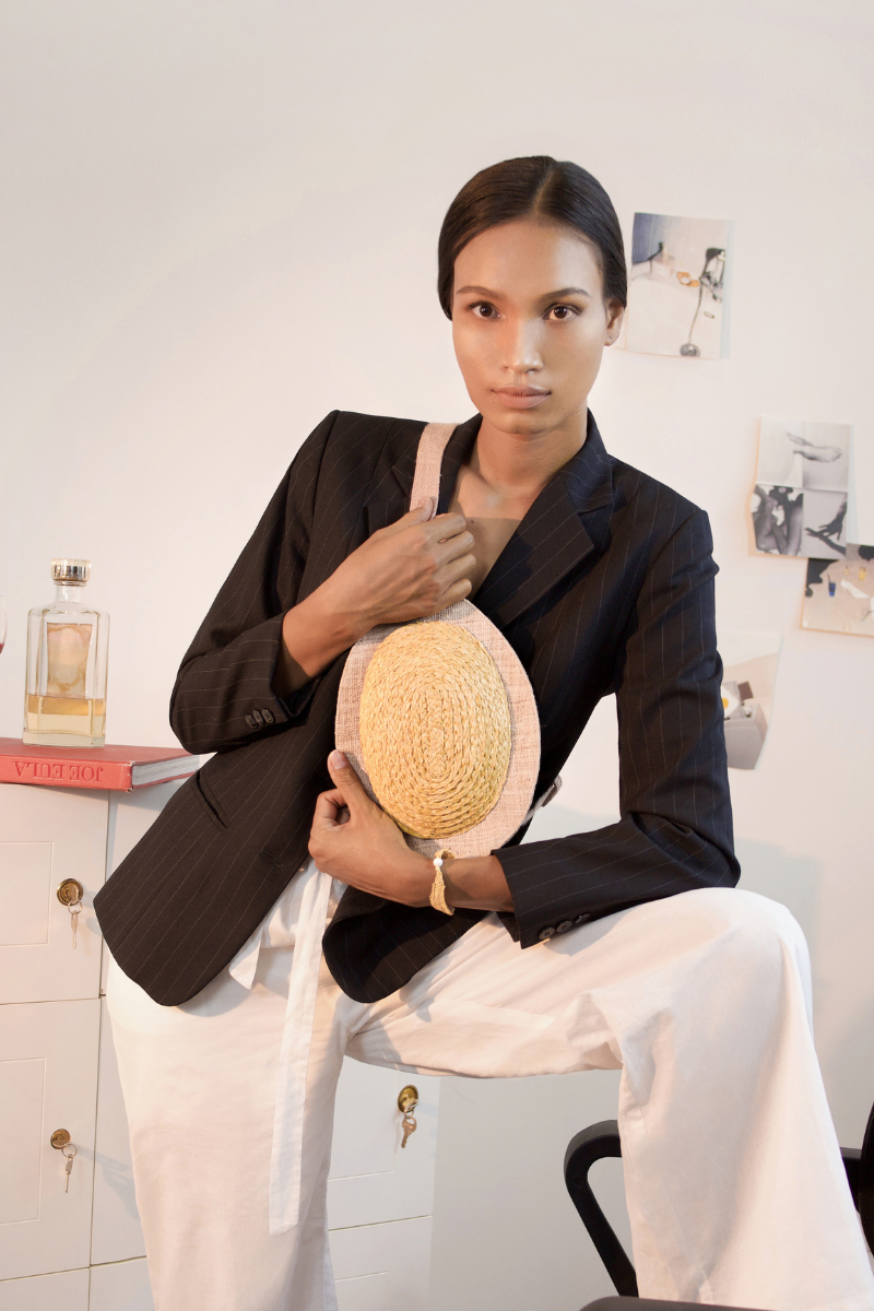 Avocado bag is a form of hip bag that may be worn on the chest in a variety of ways and is very portable. It's shaped like an avocado. Fabrics are used in a variety of ways.