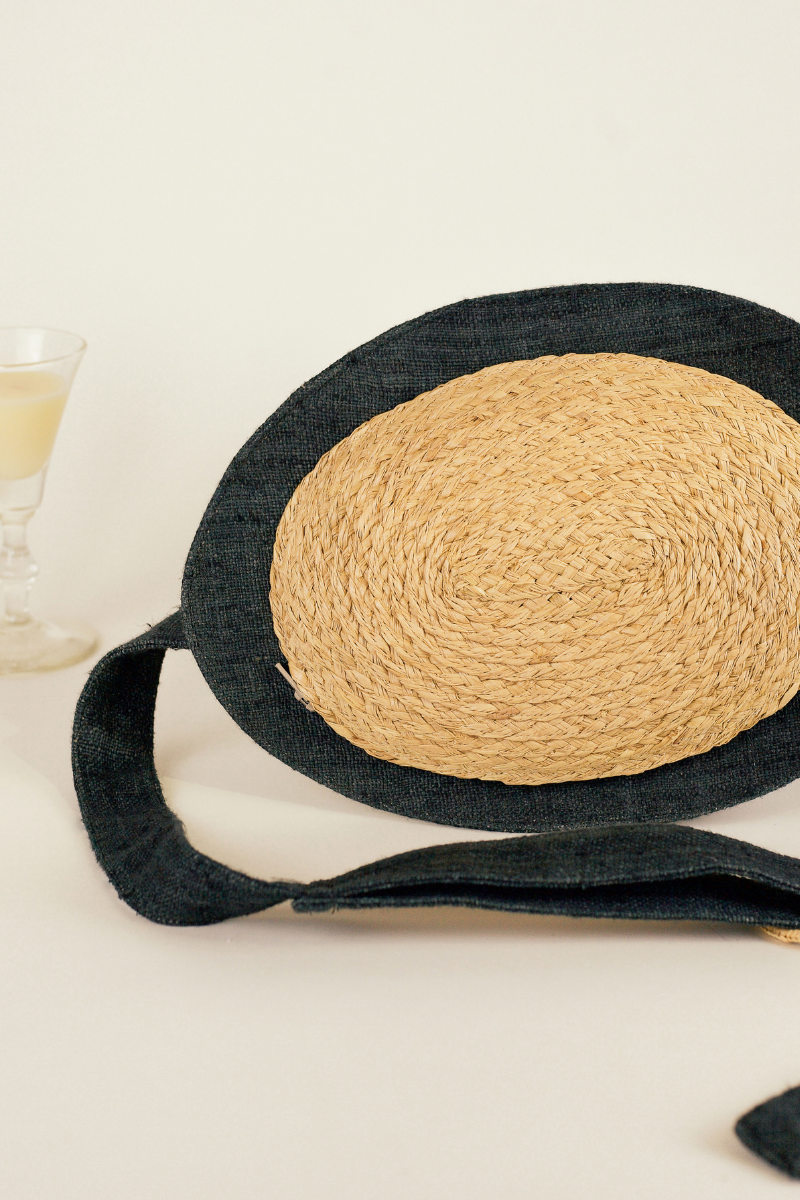 Avocado bag is a form of hip bag that may be worn on the chest in a variety of ways and is very portable. It's shaped like an avocado. Fabrics are used in a variety of ways.