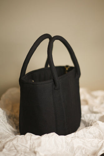 Bucket Cabas black linen bag