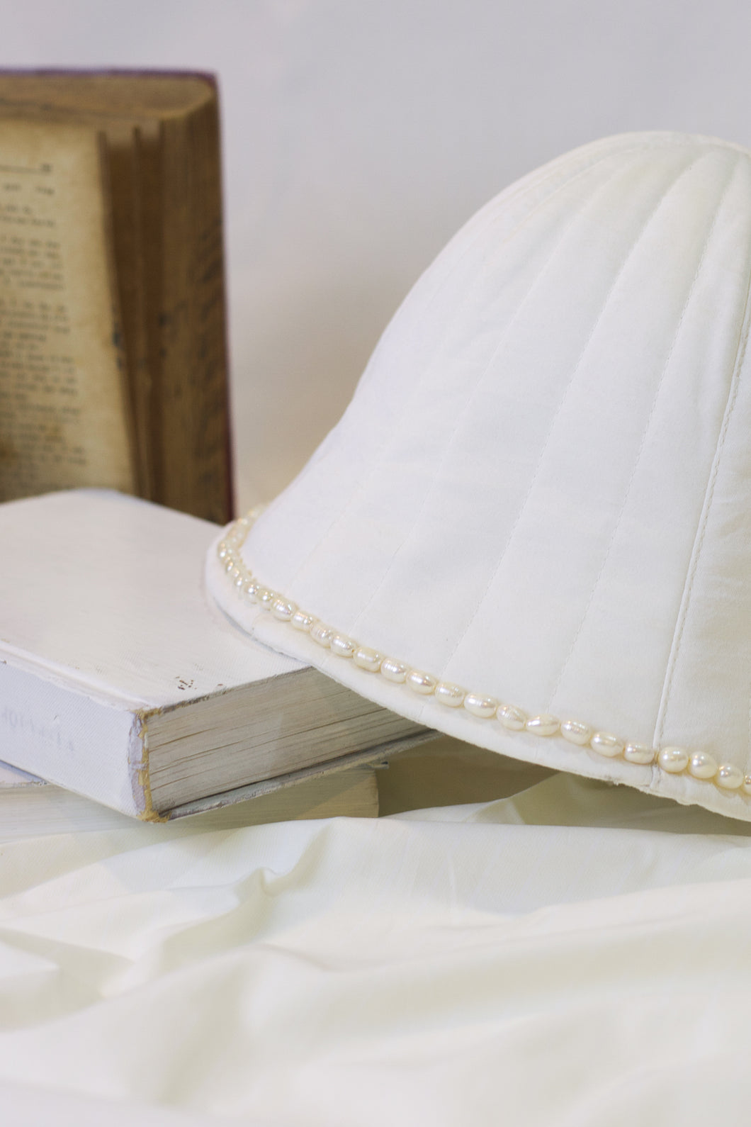 Bucket silk hat Vaud with pearl brim