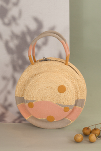 Clementine is round in shape. The two sides of the bag are decorated, incorporating details to emphasize a fun garden
