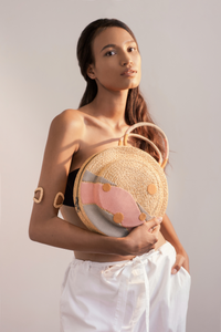 Clementine is round in shape. The two sides of the bag are decorated, incorporating details to emphasize a fun garden