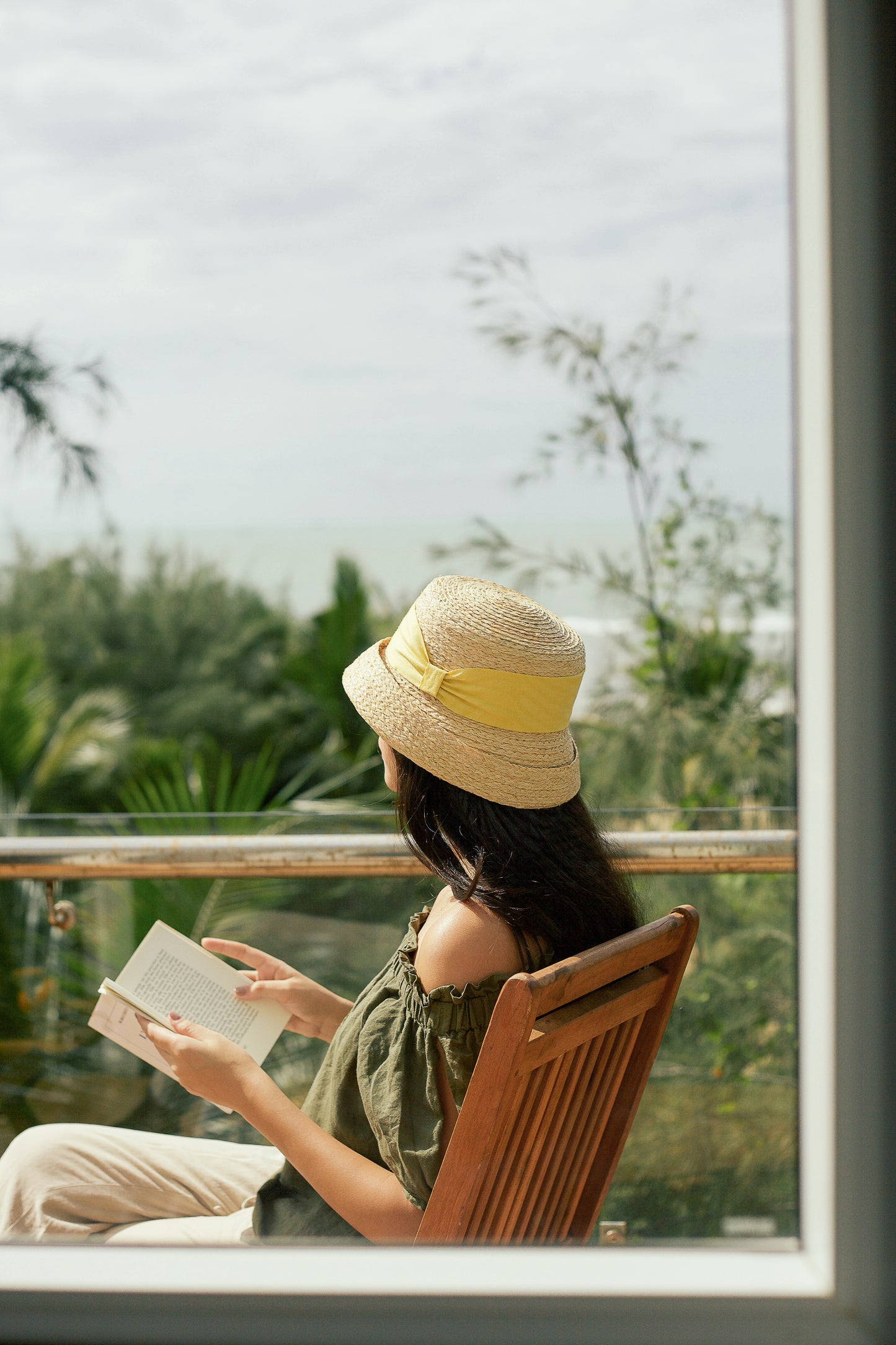 Daisy classic raffia hat with colored band