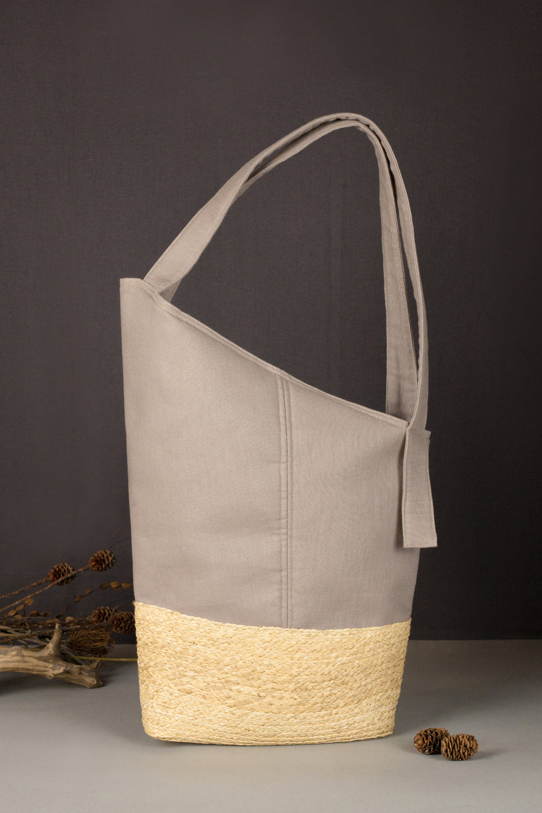 The faye bag is a bag born with contrasting symmetry, a high bag, made of 2 materials of sedge and linen.
