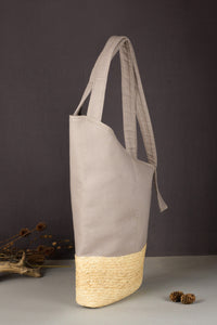 The faye bag is a bag born with contrasting symmetry, a high bag, made of 2 materials of sedge and linen.