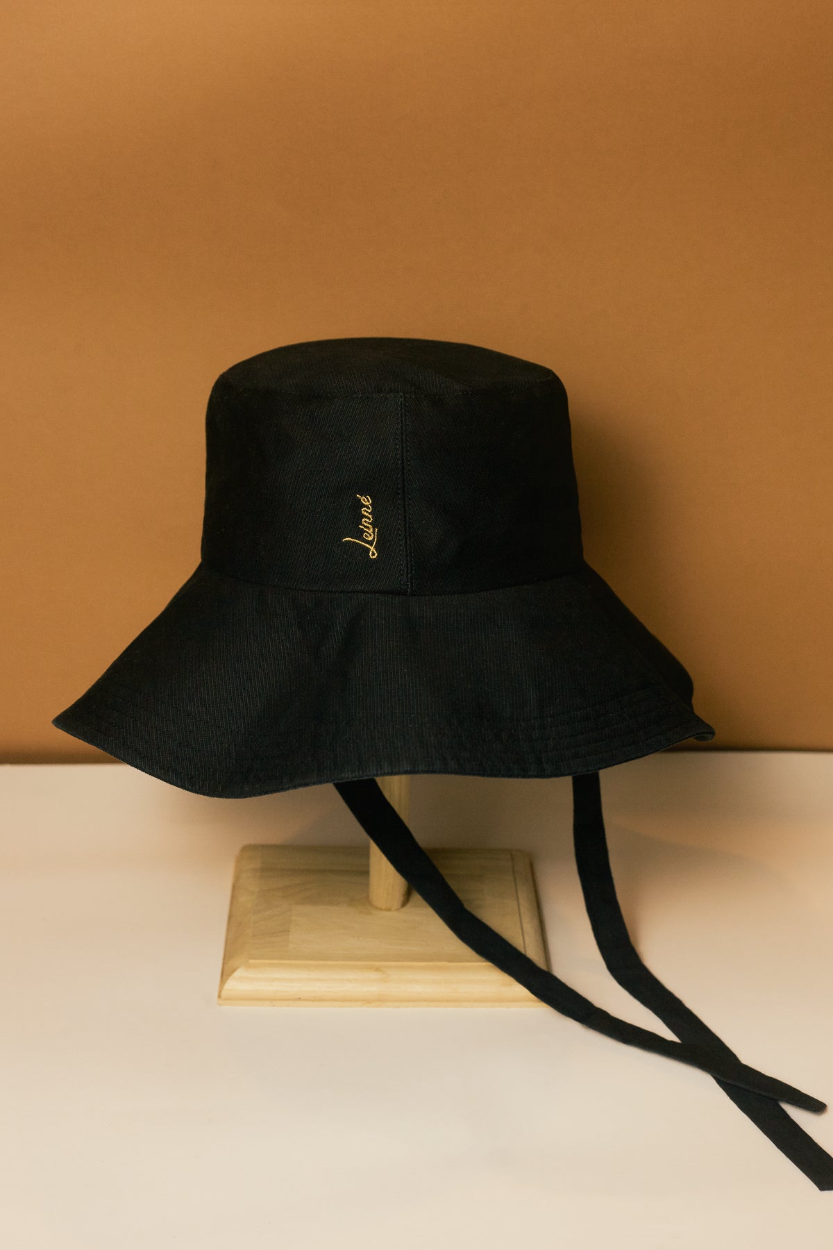 Chapeau Lu en tissu à bord volant