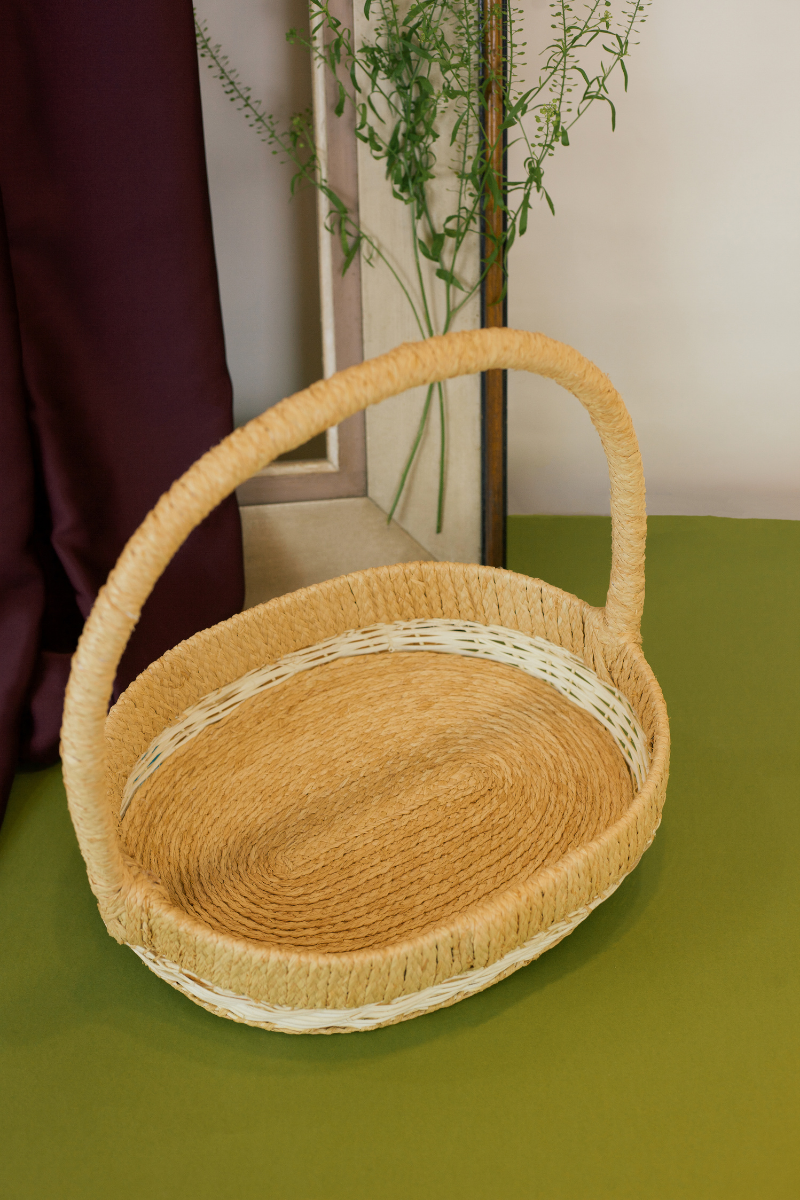 Round rattan and raffia basket