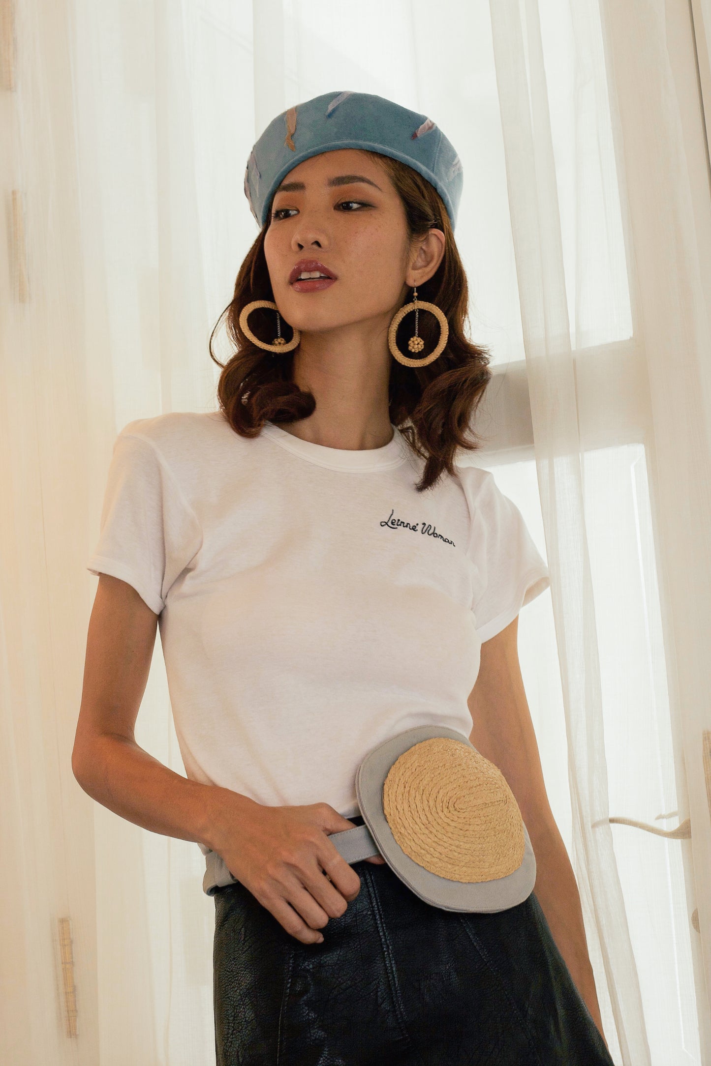 Avocado bag is a form of hip bag that may be worn on the chest in a variety of ways and is very portable. It's shaped like an avocado. Fabrics are used in a variety of ways.