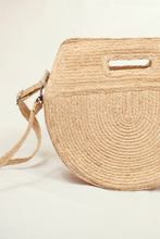 Charger l&#39;image dans la visionneuse de galerie, Marjolie bag, When you look at marjorlie you can think of pictures of faces. The curve of the bag is sewn smooth. The outer surface is natural raffia knit creating a balance between color and shape. Thick lining.Formscape, Raffia, soft moon light, Eco luxury
