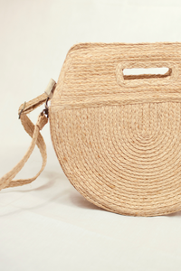 Marjolie bag, When you look at marjorlie you can think of pictures of faces. The curve of the bag is sewn smooth. The outer surface is natural raffia knit creating a balance between color and shape. Thick lining.Formscape, Raffia, soft moon light, Eco luxury