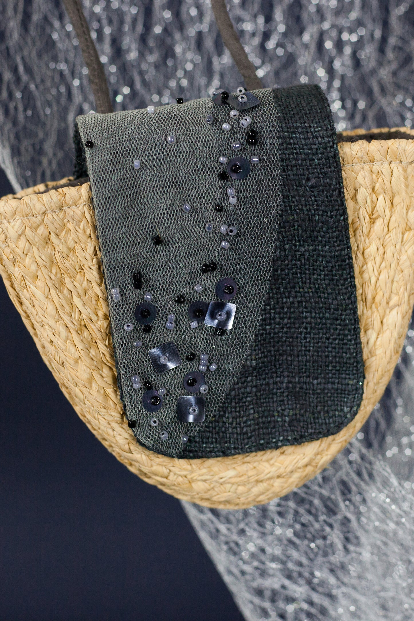 The combination of jewelry and wallet. The starry sky is depicted in decorative accents. The Thinking of Stars Neck Bag is made with natural Raffia, eco linen and some subtle touches to draw attention to the complexity. To complete a distinct contemporary look, wear it as a necklace, crossbody or even paired together as a bag.