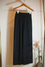 Load image into Gallery viewer, Leinné Black linen trousers